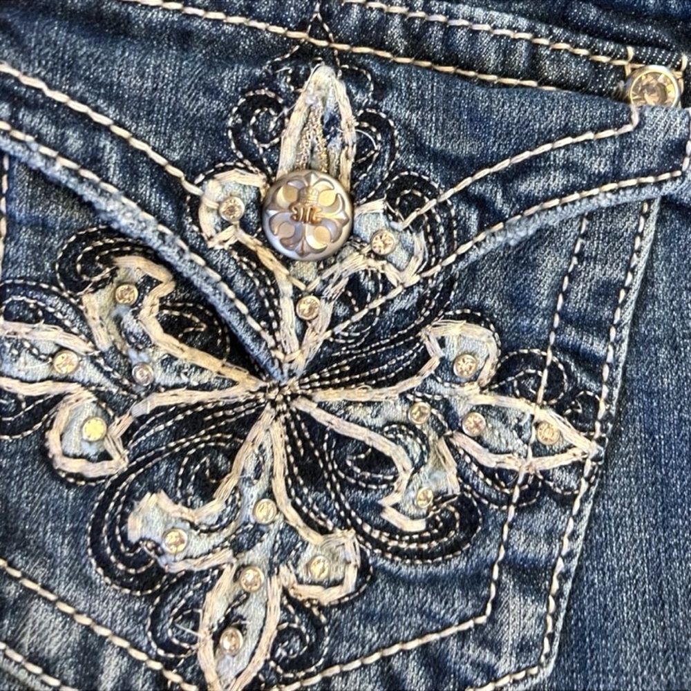 Miss me bootcut Size 28 floral fleur de lis design on back pockets. Beautiful - Picture 15 of 17
